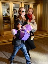 组图：朱莉带孩子们买玩具 龙凤胎儿子金发大眼