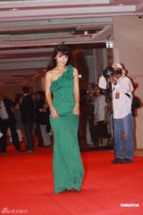 组图：阿雅加盟华谊展演技 冯绍峰优雅亮相力挺好友