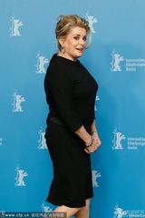 组图：《庭院》发布会 凯瑟琳-德纳芙显霸气