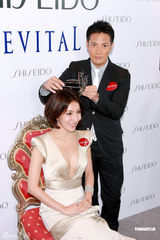 幻灯图：杨谨华性感半球代言 丁子高为其加冕献花