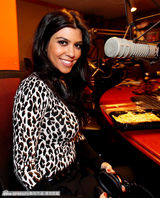 组图：卡黛珊三姐妹做客电台录制圣诞特别节目