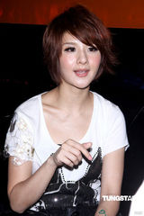 幻灯组图：郭静演绎百变造型 分享不败穿搭手则