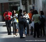 幻灯图集：乐基儿到上海拍摄广告 生活舒心长肚腩