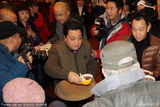 组图：李金斗率弟子送腊八粥 围观市民挤爆现场