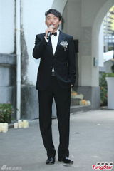 组图：张震大婚献吻娇妻 亲手为新娘提裙摆