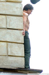 组图：《碟中谍4》阿汤哥半裸吊钢丝变空中飞人