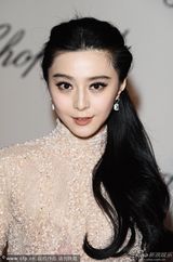 组图：范冰冰裸色紧身裙露背秀身材