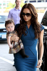 组图：维多利亚抱女儿亮相 辣妈长裙搭配长靴