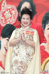 组图：滕丽名提前获赠生日礼物 薛家燕旅行过年