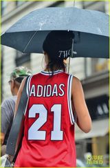 组图：蕾哈娜穿篮球裙散步 全套金饰奢华抢镜