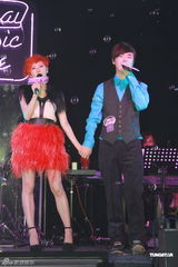 组图：泳儿演唱会带病上阵 险象环生幸无大碍