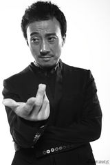 组图：赵立新黑白写真尽显轻熟男魅力