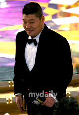 幻灯图：众星出席2009KBS电视台演艺大奖颁奖礼