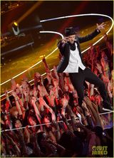 组图：贾斯汀穿礼服献唱 展绅士风范