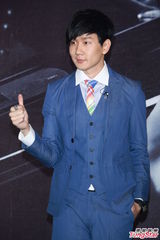 组图：林俊杰发布新专辑 秀棒球阳光帅气