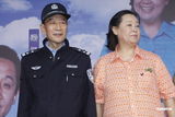 组图：李雪健敬业不惧炎热  民警制服不离身