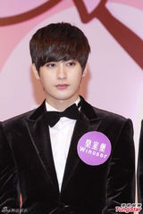 组图：韩团Block B亲民袭港 成员朴经疯狂送抱