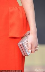 组图：詹妮弗-劳伦斯抹胸裙娇艳似火 现场跌倒