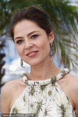 高清图：《伊莲娜》发布会 Yelena花裙清丽