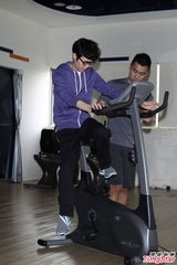 组图：方大同展现运动细胞 安心亚亲手喂汤补身