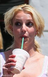 幻灯图集：布兰妮热裤出游凸点浑不知 心情好秀鬼脸