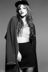 组图：迪士尼美少女登杂志 萝莉成年大秀好身材