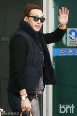 组图：Rain赴中国拍新片 现身机场展大牌范儿