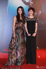 组图：汤唯牡丹裙艳丽争春 入围影后淡定抚秀发