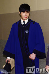 组图：张根硕丁一宇大学毕业获颁功劳奖