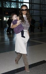 组图：维多利亚抱爱女现身机场 小七胖嘟嘟惹人爱