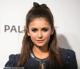 组图：《吸血鬼》妮娜印花蓝裙中门大开博眼球