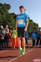 组图：辰亦儒出席运动会 与小朋友装嫩卖萌