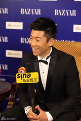 组图：夏雨明星慈善夜专访 微笑展绅士风度