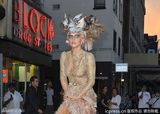 组图：Gaga《名利场》大片再蹬“恨天高”尴尬摔倒 