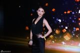 组图：新浪微博之夜红毯 贾青薄纱大秀玉背