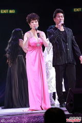 组图：甄妮等红馆开唱 潘美辰唱情歌疑示爱