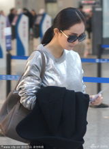 组图：杨幂频捂嘴疑生理反应 脱外衣遮肚防偷拍