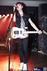 组图：韩国新人组合LED Apple举办首场单独演唱会