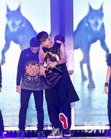 组图：BEAST举行新专辑见面会 帅气热舞