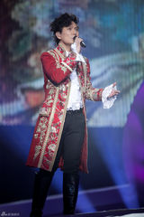 组图：张信哲上海开个唱 情歌王子化身舞术高手