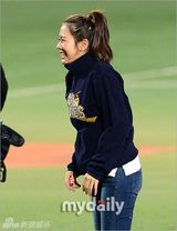 组图：孙艺珍亮相棒球比赛任开球嘉宾笑容迷人
