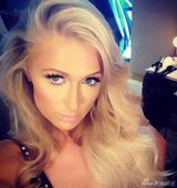 组图：希尔顿超短裙见风险走光 驾豪车出巡霸气