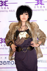 幻灯图：小S婚姻未亮红灯 李心洁婚期未定否认怀孕