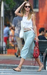 组图：变3女郎惠特莉平底鞋逛街 素雅装扮清爽