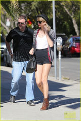 组图：斯威夫特高腰裤秀性感长腿 彪悍保镖紧跟