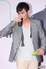 组图：温升豪35岁推出首张EP 小胖现身站台