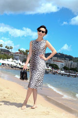 组图：刘嘉玲戛纳拍写真 豹纹黑超气场足