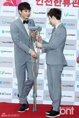 组图：众偶像亮相仁川演唱会红毯 珍云受伤架拐