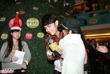 组图：汪东城拥抱女粉丝 望圣诞有女友相伴
