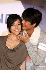 组图：陈怡蓉郭品超亲密代言 现场示爱热度破表